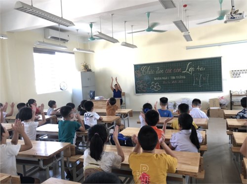 Trường Tiểu học Đình Xuyên vui mừng chào đón các bạn học sinh khối 2, 3, 4, 5 quay trở lại trường